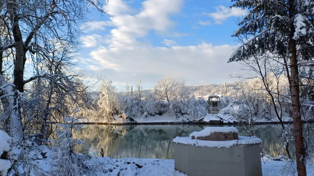 Tako kot v lanski ujmi uničena stara brv bo tudi nov viseči most Vikrče&ndash;Medno pomembna povezava za pe&scaron;ce in kolesarje.&nbsp;