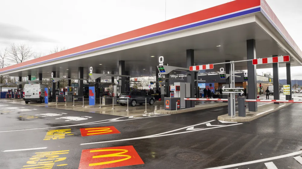 Ljubljana, prodajno mesto Petrola Barje - sever.<br>Slavnostno odprtje Petrolovih prodajnih mest Barje - sever in jug, ki sta ju uradno odprla predsednik uprave Petrola Saso Berger in clan uprave Petrola Joze Smolic.