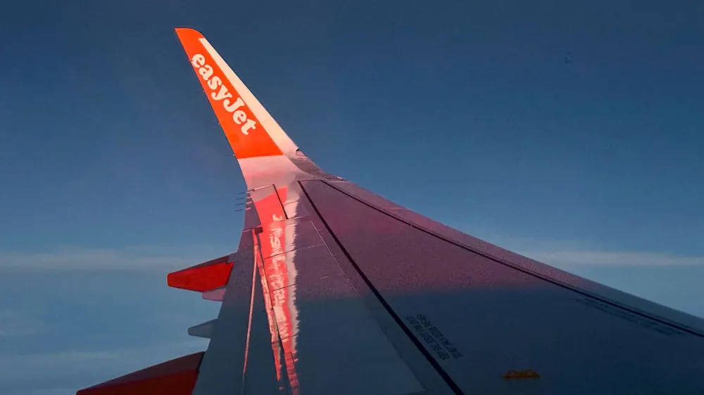 FILE PHOTO: General view of the wing on an EasyJet flight on route from Lisbon to Prague, Czech Republic, October 25, 2023. REUTERS/David W Cerny/File Photo