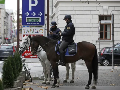 Policija je povečala prisotnost policistov na terenu, tudi konjenice.&nbsp;