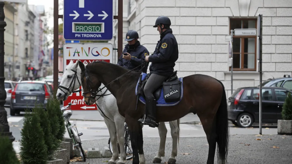 Policija je povečala prisotnost policistov na terenu, tudi konjenice.&nbsp;