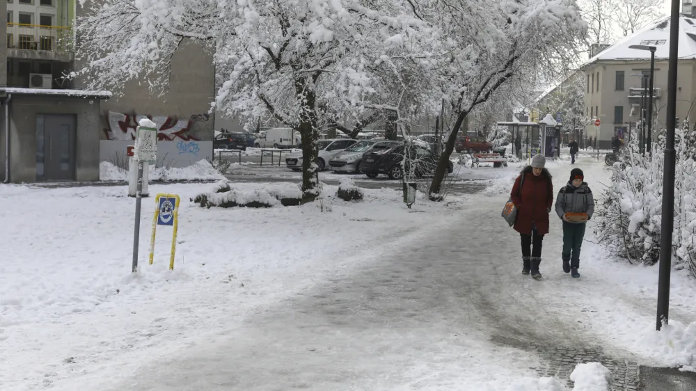 Tabor - Vidovdanska ulica- 22.01.2024 &ndash; neoči&scaron;čeni in poledeneli ter spolzki pločniki v Ljubljani - //FOTO: Luka Cjuha