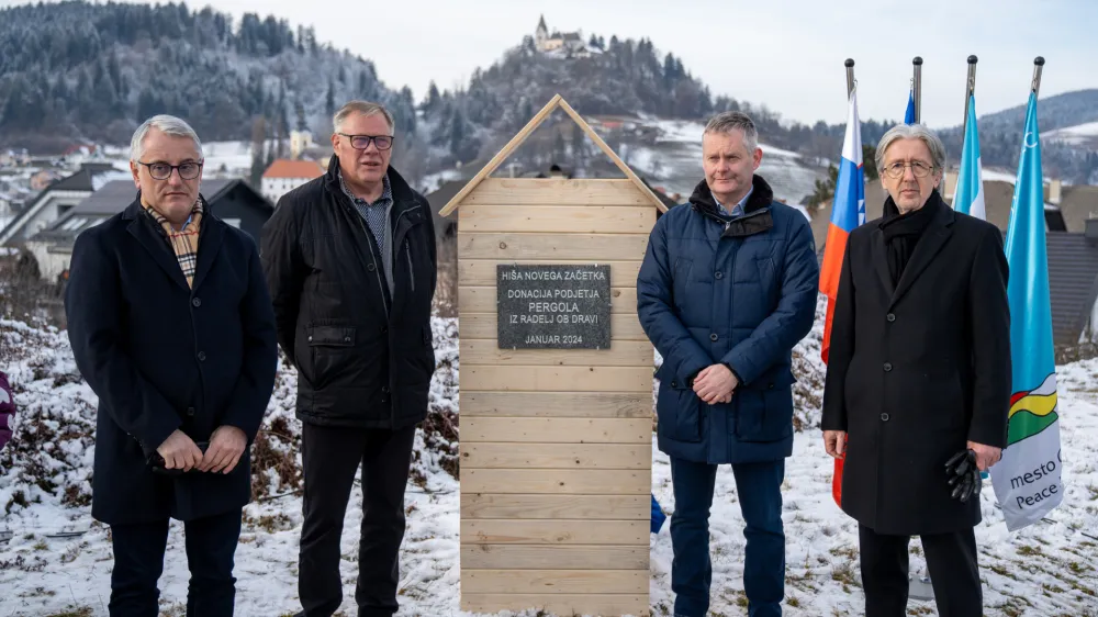 Temeljni kamen za novo hi&scaron;o so položili (od leve) minister za gospodarstvo Matjaž Han, direktor podjetja Pergola Vidko &Scaron;vajger, slovenjgra&scaron;ki župan Tilen Klugler in državni sekretar za obnovo Bo&scaron;tjan &Scaron;efic. Foto: Ale&scaron; Ur&scaron;ej