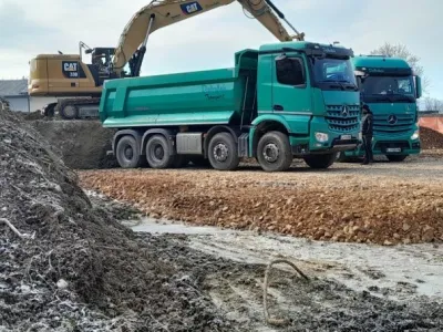 Odvažanje zemlje na lokaciji Brilejeva ulica v Ljubljani, gradnja novih stolpnic na območju rekreacijskih povr&scaron;in.