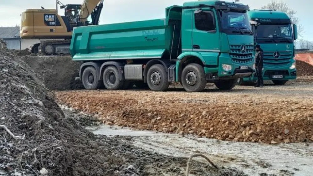 Odvažanje zemlje na lokaciji Brilejeva ulica v Ljubljani, gradnja novih stolpnic na območju rekreacijskih povr&scaron;in.