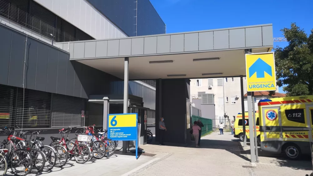 Vhod v pediatrični urgentni center celjske bolni&scaron;nice, kjer je v nedeljo pri&scaron;lo do huj&scaron;ega incidenta. Že v torek pa se je zgodil nov incident v urgentnem centru. Foto: Mojca Marot