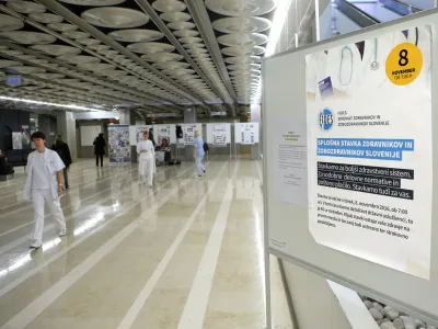 - Sindikat zdravnikov in zobozdravnikov Slovenije - zbor zdravnikov, kjer so predstavili potek pogajanj in zdravni&scaron;ke strokovne zahteve - simbolična fotografija - zdravstvo - zdravniki - - 10.11.2016 - Univeritetni klinični center UKC Ljubljana - splo&scaron;na stavka zdravnikov in zobozdravnikov FIDES - protest v obliki omejitve dela stavkajočih zdravnikov na 40 ur tedensko //FOTO: Tomaž Skale