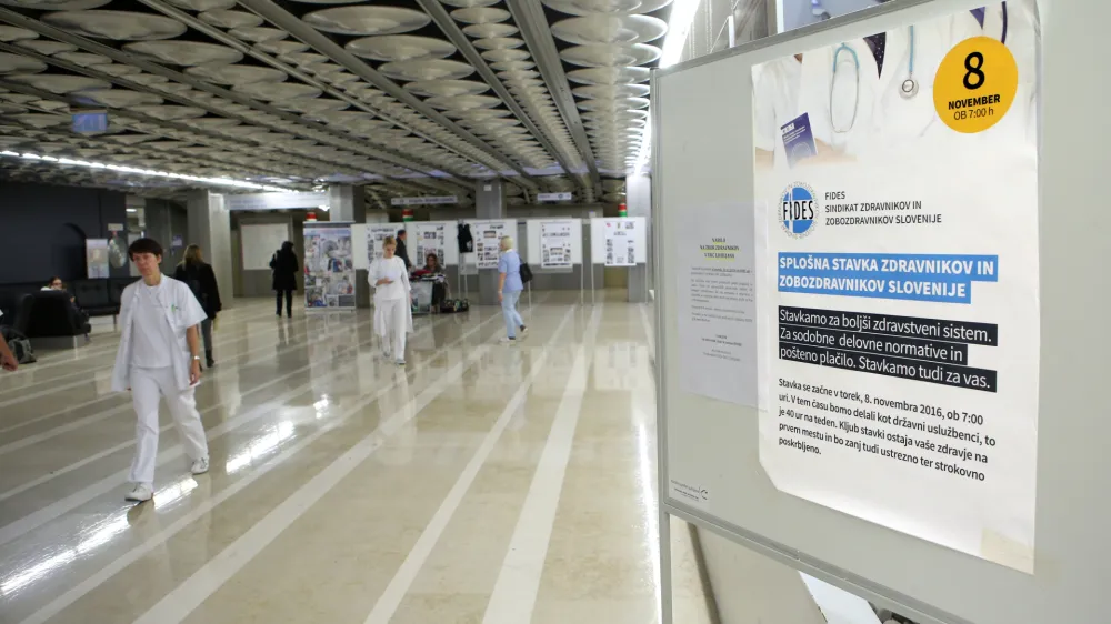 - Sindikat zdravnikov in zobozdravnikov Slovenije - zbor zdravnikov, kjer so predstavili potek pogajanj in zdravni&scaron;ke strokovne zahteve - simbolična fotografija - zdravstvo - zdravniki - - 10.11.2016 - Univeritetni klinični center UKC Ljubljana - splo&scaron;na stavka zdravnikov in zobozdravnikov FIDES - protest v obliki omejitve dela stavkajočih zdravnikov na 40 ur tedensko //FOTO: Tomaž Skale