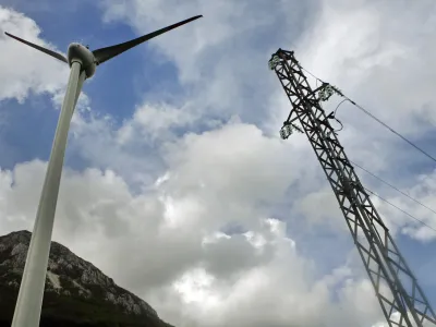 - druga elektrarna na veter v Sloveniji - električni daljnovod, električna energija - energetika - vetrnica - 22.04.2014 Razdrto - Vetrna elektrarna Nanos - stolp vetrnice je visok 53 metrov, elisa meri v premeru 44 metrov, moč naprave pa je 910 kilovatov - proizvedla bo predvidoma 1,6 gigavatne ure električne energije. //FOTO: Bojan Velikonja