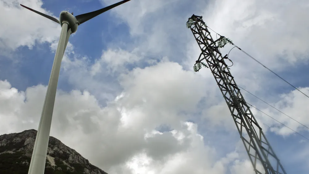 - druga elektrarna na veter v Sloveniji - električni daljnovod, električna energija - energetika - vetrnica - 22.04.2014 Razdrto - Vetrna elektrarna Nanos - stolp vetrnice je visok 53 metrov, elisa meri v premeru 44 metrov, moč naprave pa je 910 kilovatov - proizvedla bo predvidoma 1,6 gigavatne ure električne energije. //FOTO: Bojan Velikonja