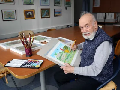 Jože Kovačič redno obiskuje delavnice likovnega snovanja, ki jih vodi mentorica Sa&scaron;a Strnad.&nbsp;