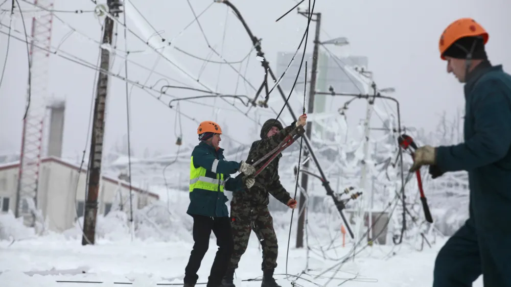 Žled je lomil drevje, daljnovode, ustavil vlake (na fotografiji podrto omrežje na postojnski železni&scaron;ki postaji), zaprl ceste ter ljudi za več dni ujel v mrzla in temna stanovanja.

&nbsp;