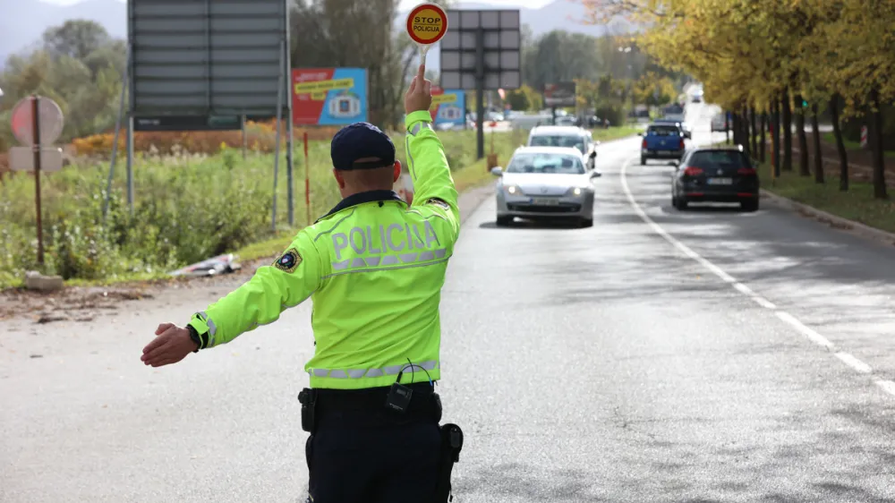 Ljubljana. Policija. Kontrola prometa. Alkohol. Meritev alkohola v izdihanem zraku, alkohol. alkotest, merjenje alkohola...