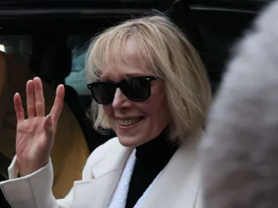 E. Jean Carroll waves outsidte the Manhattan Federal Court, after the verdict in the second civil trial after she accused former U.S. President Donald Trump of raping her decades ago, in New York City, U.S., January 26, 2024. REUTERS/Brendan Mcdermid 