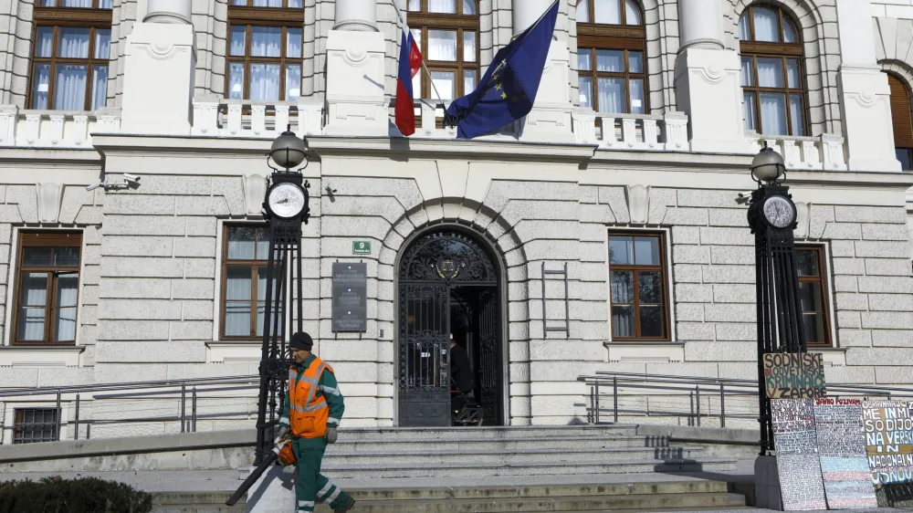 Na pravosodnem ministrstvu želijo zaradi pomanjkanja in starostne strukture sodnih izvedencev, tolmačev in cenilcev spremeniti pogoje za njihovo imenovanje.&nbsp;