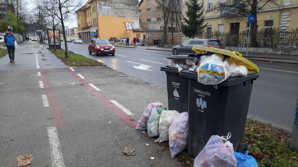 - 03.01.2024 &ndash; Smeti - komunalni odpadki //FOTO: Luka Cjuha