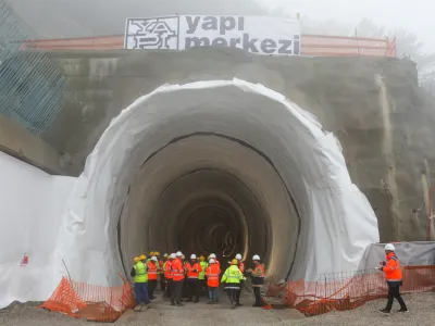 V podjetju 2TDK pravijo, da ves čas izvajanja projekta drugi tir od slovenskih in tujih podjetij zahtevajo spo&scaron;tovanje tako slovenske delovnopravne zakonodaje kot celotnega slovenskega pravnega reda. F
