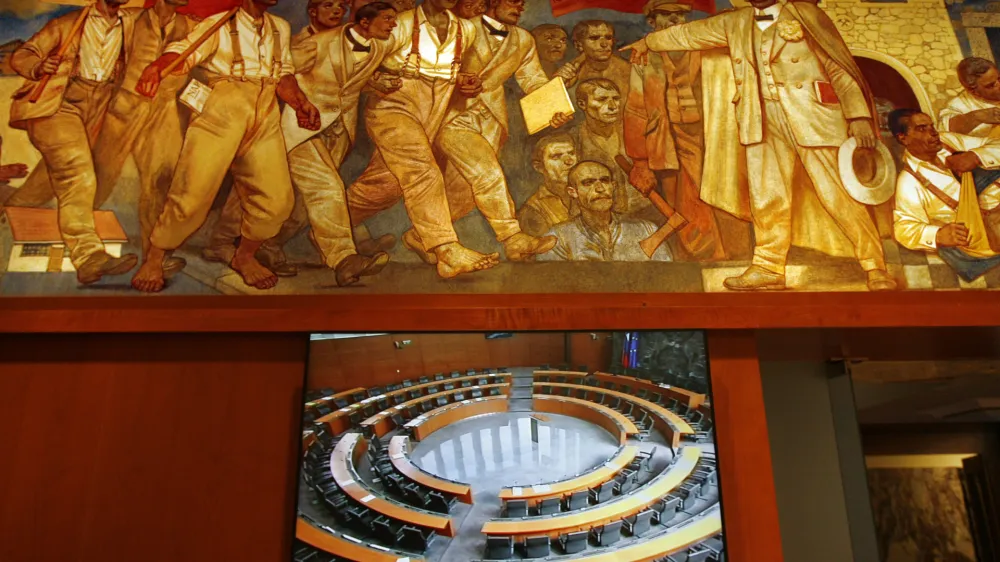 - poslanska dvorana - - 15.07.2015 - Državni zbor (DZ) - zadnji dan julijske seje pred parlamentarnimi počitnicami - poslanci so med drugim obravnavali novelo zakona o poklicnem in strokovnem izobraževanju in predlog spremembe zakona o subvencioniranju &scaron;tudentske prehrane ter razpravljali o podpori predlogu resolucije EP o evropski zavesti in totalitarizmu//FOTO: Tomaž Skale