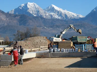 Cesta Britof&ndash;Hotemaže je bila načrtovana pred &scaron;tiridesetimi leti, končana pa naj bi bila oktobra letos.
