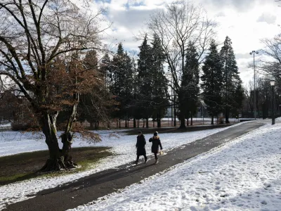 SnegvremeSnežna idilapark Tivoli- 02.12.2023 - Zasnežena Ljubljana. //FOTO: Nik Erik Neubauer