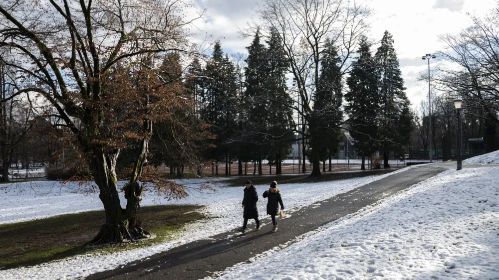 SnegvremeSnežna idilapark Tivoli- 02.12.2023 - Zasnežena Ljubljana. //FOTO: Nik Erik Neubauer