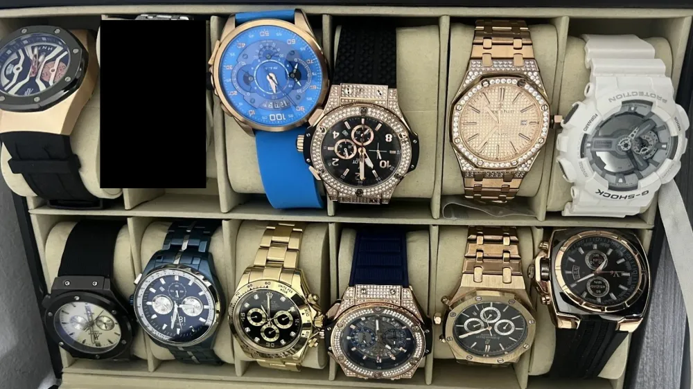 Iz stanovanjske hi&scaron;e v Mariboru so poleg več ur prestižnih blagovnih znamk odnesli tudi zlatnino in gotovino. 