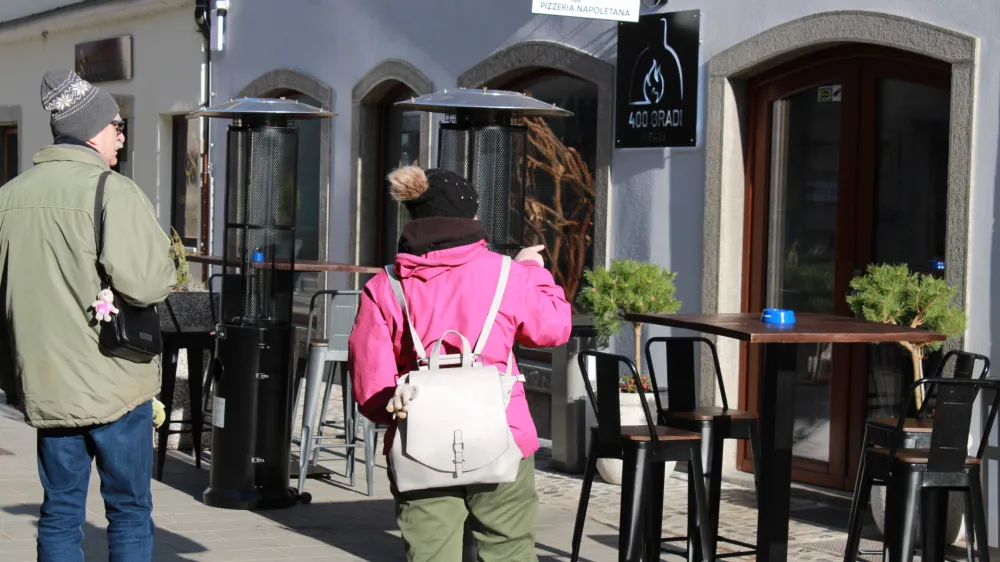 Čeprav so nekateri napovedovali, da v starem delu Kranja ni ljudi, je picerija Nando dobro obiskana.