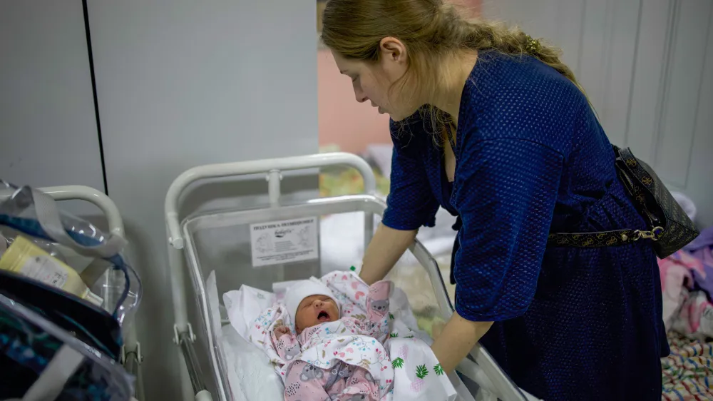03 March 2022, Ukraine, Kiev: A mother holds her newborn baby in the bomb shelter of a maternity hospital. Russia said it would continue its invasion of Ukraine until its objectives were achieved, while troops moved in a large convoy toward the capital. Photo: Jan Husar/SOPA Images via ZUMA Press Wire/dpa