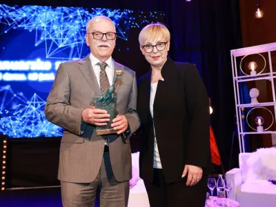 Branku Francu Selaku je nagrado na januarskem srečanju Združenja Manager izročila predsednica republike Nata&scaron;a Pirc Musar. F Borut Cvetko/Združenje Manager