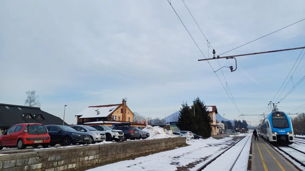 Ukrepi nove parkirne politike v Medvodah bodo v veljavi po sprejetju na eni od prihodnjih občinskih sej. Na fotografiji je vselej oblegana železni&scaron;ka postaja.