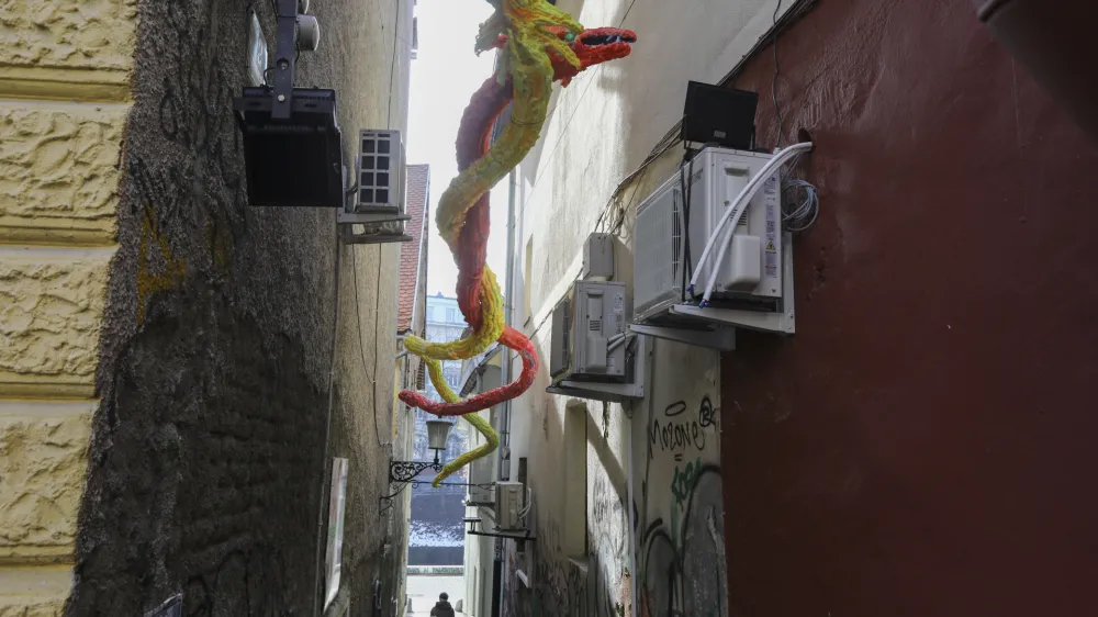 01.02.2024 - Zmaj - dekoracija za LUV fest - Trubarjeva ulicaFOTO: Luka Cjuha