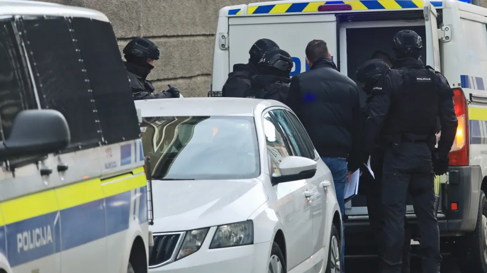 Maribor - Ulica talcev - Družba - Kronika - Specialna enota policije v akciji pri mariborskih zaporih - - Avtor: Andrej Petelin&scaron;ek