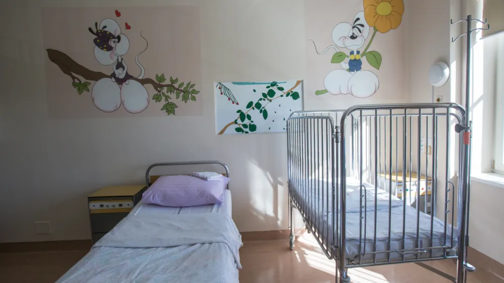 - simbolična fotografija - otro&scaron;ke bolezni - zdravstvo <br><br><br>- 06.10.2016 - Klinika za infekcijske bolezni in vročinska stanja UKC Ljubljana - obnovljeni otro&scaron;ki oddelek ..//FOTO: Maja Marko