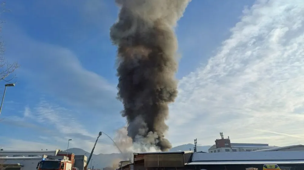 Formaldehid se v ozračje spro&scaron;ča tudi med požari. Na fotografiji je utrinek ob nedavni intervenciji v industrijski coni Trata, kjer je zagorelo v skladi&scaron;ču pnevmatik.