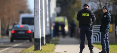 Le nekaj ur po najdbi Saševega iznakaženega trupla je policija aretirala njegovo ženo, ki naj bi mu zadala smrtonosne rane, in njenega najstniškega ljubimca, ki naj bi ji pri tem pomagal. Fotografija je simbolična. 