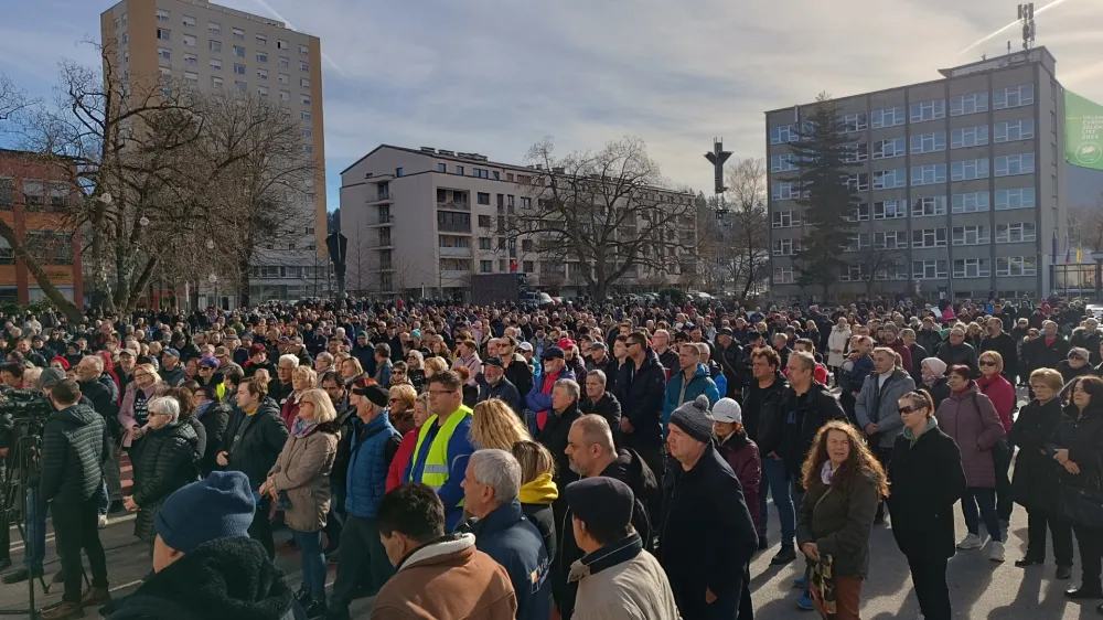 Občutna razlika med porabo, za katero občani trdijo, da je realna, in obračunano porabo nastaja tudi zato, ker veliko občanov nima name&scaron;čenih individualnih &scaron;tevcev oziroma delilnikov. Po pravilniku zato plačajo bistveno več. Na fotografiji protest v Velenju zaradi visokih zneskov na položnicah. Foto: STA&nbsp;