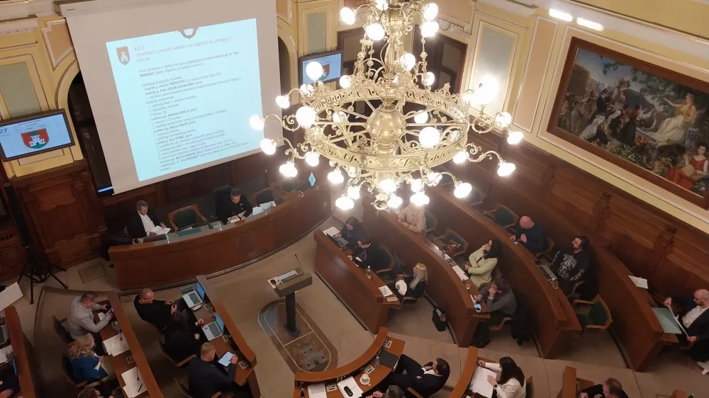 Mestni svet včeraj: nadzornikom Žal in LPT so povi&scaron;ali prejemke, a vsi svetniki se s tem niso strinjali.