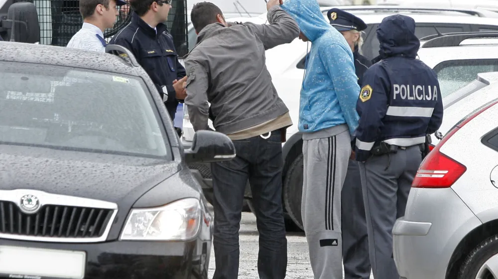 aretacija osumljenca dana&scaron;njega ropa po&scaron;te v Semedeli državljana Srbije iz okolice Zemuna prijeli na območju železni&scaron;ke postaje v Ljubljani.- roparji že petič oropali po&scaron;to v Semedeli pri Kopru - //FOTO: Bojan Velikonja