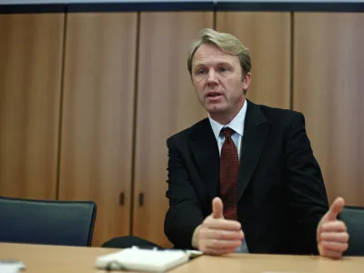 Gregor Golobič, nekdanji
generalni sekretar LDS

Prihaja do enačenja med državo in stranko. Državo se vedno bolj pojmuje kot plen strank. Toda stranke niso ne državne ne javne ustanove in funkcionarji strank niso javni funkcionarji in niso podvrženi presoji konflikta interesov, premoženja, integritete &hellip;