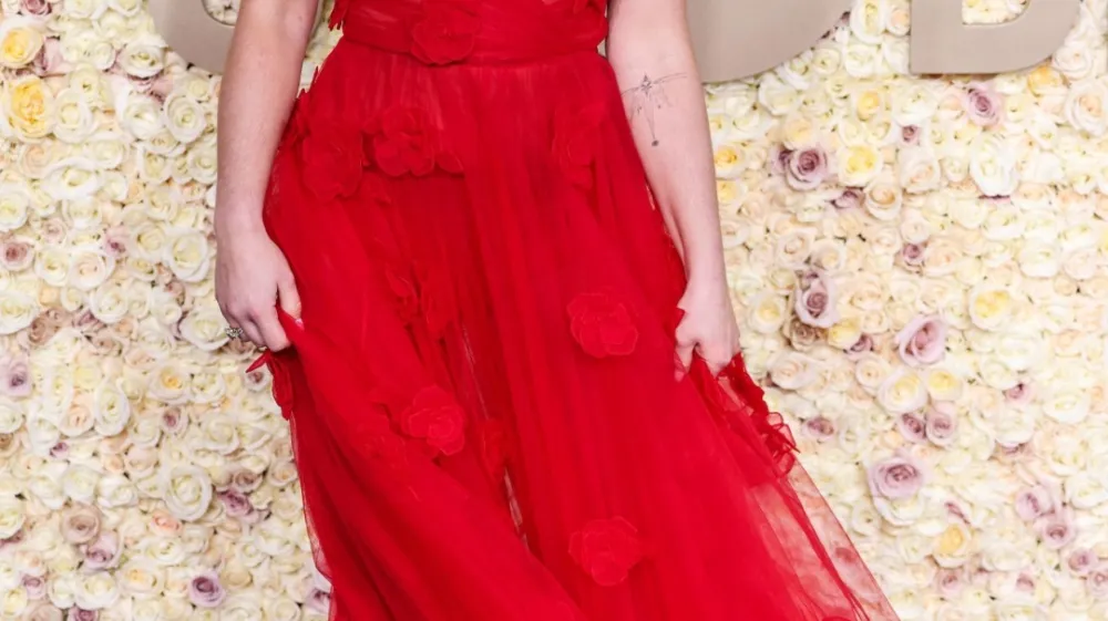 Florence Pugh v redeči obleki modne hi&scaron;e Valentino. F Instagram