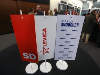 - simbolična fotografija - namizne zastavice - koalicija Gibanje svoboda, Levica, Socialni demokrati -<br><br><br>- 27.11.2022 &ndash; Referendumi 2022 &ndash; glasovanje o treh zakonodajnih referendumih, in sicer o&nbsp;noveli Zakona o vladi, noveli Zakona o dolgotrajni oskrbi in noveli Zakona o Radioteleviziji Slovenija&nbsp;<br><br>&nbsp;<br><br>//FOTO: Luka Cjuha