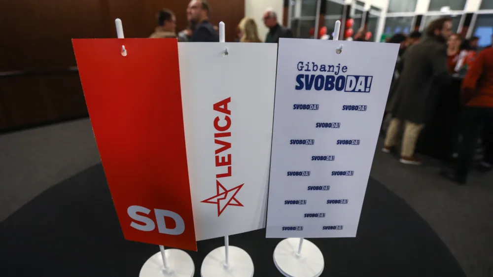 - simbolična fotografija - namizne zastavice - koalicija Gibanje svoboda, Levica, Socialni demokrati -<br><br><br>- 27.11.2022 &ndash; Referendumi 2022 &ndash; glasovanje o treh zakonodajnih referendumih, in sicer o&nbsp;noveli Zakona o vladi, noveli Zakona o dolgotrajni oskrbi in noveli Zakona o Radioteleviziji Slovenija&nbsp;<br><br>&nbsp;<br><br>//FOTO: Luka Cjuha