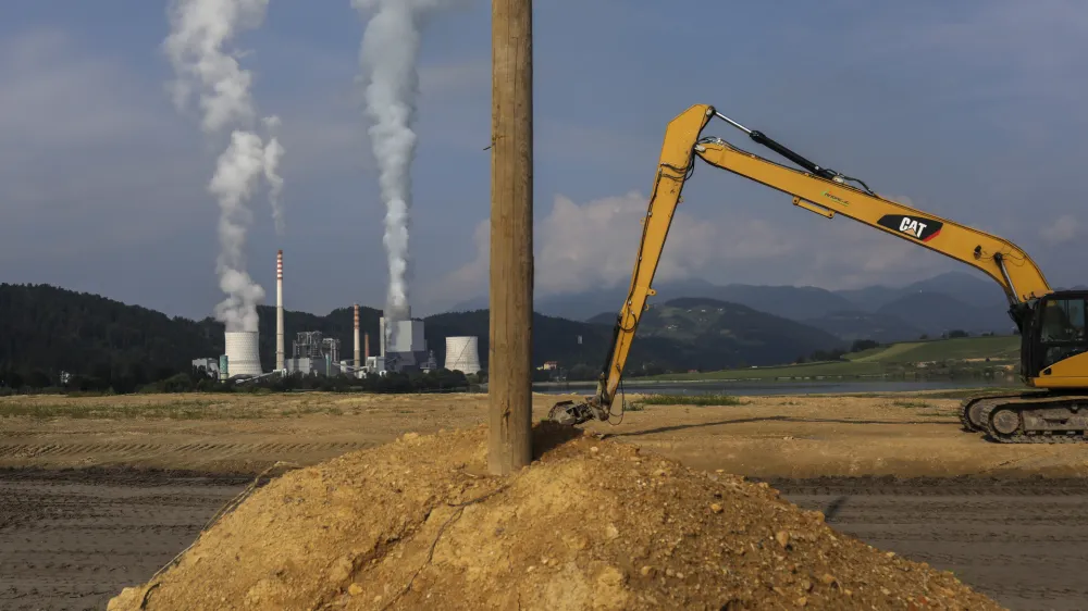 Okrog leta 2033 bo Slovenija v skladu z začrtanim zelenim prehodom nehala izkopavati in sežigati premog. Konec življenjske dobe velenjskega premogovnika pa ne pomeni tudi konca življenjske dobe TE&Scaron;. Ta bo &scaron;e naprej ogreval &Scaron;ale&scaron;ko dolino, a bo pri tem uporabljal drug energent.&nbsp;