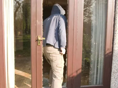 Vlomilec in razbita &scaron;ipa