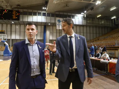 &scaron;portni direktor Olimpije Sani Bečirović in trener Olimpije Jurica Golemac - 17.09.2021 &ndash; ko&scaron;arka &ndash; Cedevita Olimpija: Krka, superpokal Slovenije 2021 v Hali Tivoli - Ko&scaron;arkarji Cedevita Olimpije so z 78:71 (22:16, 34:36, 58:52) premagali Krko in postali zmagovalci superpokala 2021 //FOTO: Luka Cjuha.