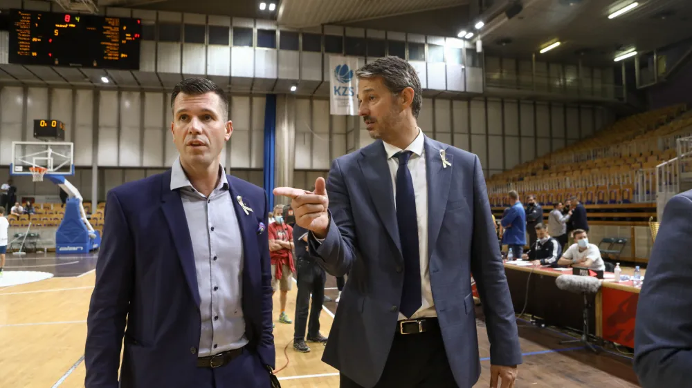&scaron;portni direktor Olimpije Sani Bečirović in trener Olimpije Jurica Golemac - 17.09.2021 &ndash; ko&scaron;arka &ndash; Cedevita Olimpija: Krka, superpokal Slovenije 2021 v Hali Tivoli - Ko&scaron;arkarji Cedevita Olimpije so z 78:71 (22:16, 34:36, 58:52) premagali Krko in postali zmagovalci superpokala 2021 //FOTO: Luka Cjuha.