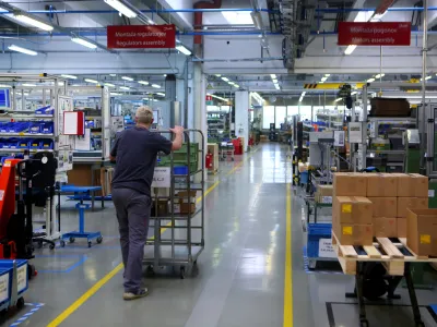 - delavec v proizvodnji -- 24.03.2015 - Podjetje Danfoss Trata, proizvodnja sestavnih delov za re&scaron;itve hlajenja, klimatizacije, ogrevanja in regulacij. Ulica Jožeta Jame 16 v Ljubljani - &Scaron;entvid //FOTO: Bojan Velikonja