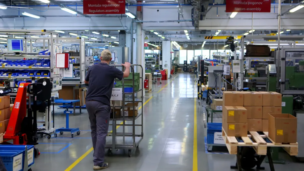 - delavec v proizvodnji -- 24.03.2015 - Podjetje Danfoss Trata, proizvodnja sestavnih delov za re&scaron;itve hlajenja, klimatizacije, ogrevanja in regulacij. Ulica Jožeta Jame 16 v Ljubljani - &Scaron;entvid //FOTO: Bojan Velikonja