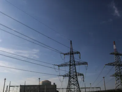 - električni daljnovod - električna napetost - visokonapetostni vod - sevanje - elektrifikacija - elektrika   - 29.09.2016 - Nuklearna elektrarna Kr&scaron;ko (NEK) - Jedrska elektrarna Kr&scaron;ko (JEK) - proizvodnja električne energije -   //FOTO: Luka Cjuha..