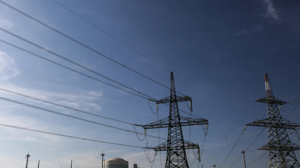 - električni daljnovod - električna napetost - visokonapetostni vod - sevanje - elektrifikacija - elektrika   - 29.09.2016 - Nuklearna elektrarna Kr&scaron;ko (NEK) - Jedrska elektrarna Kr&scaron;ko (JEK) - proizvodnja električne energije -   //FOTO: Luka Cjuha..